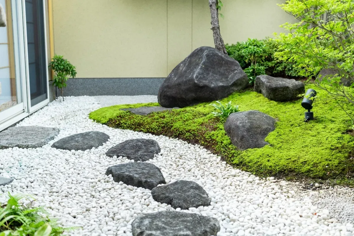 和風庭園と芝生の素敵な組み合わせ：デザインの秘訣と実例