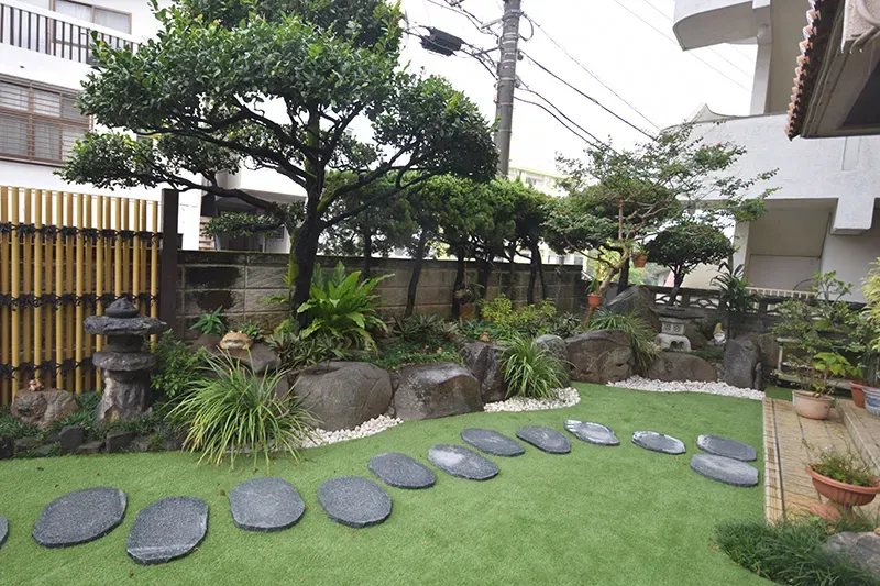 和風庭園に芝生、本当に似合うの？伝統と現代の意外な調和