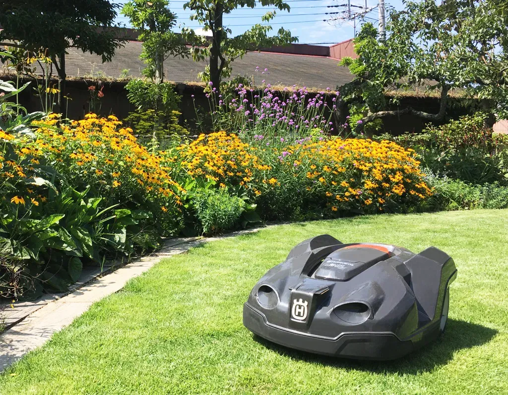 芝生のロボット芝刈機って結局どうなの？基本を知ろう